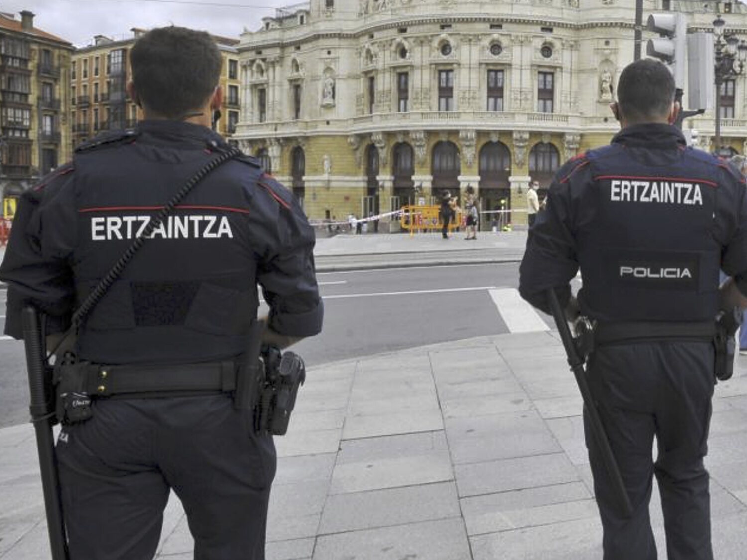 Un hombre apuñala a sus padres y amenaza con suicidarse en Bilbao tras atrincherarse