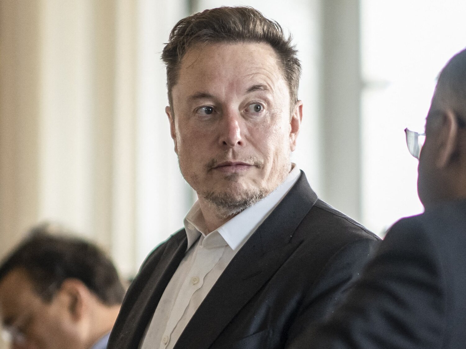 Elon Musk cambia el bloqueo de usuarios de X: puede vulnerar los códigos de Apple y Google