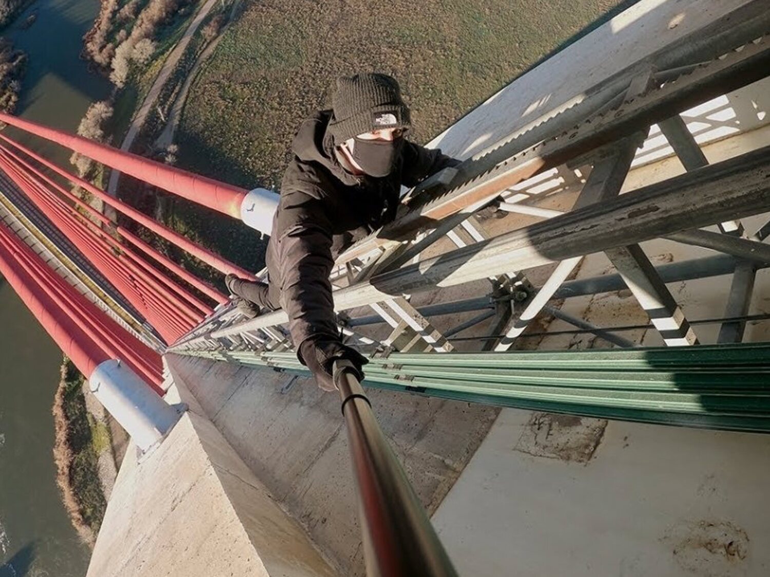 Muere un influencer al precipitarse grabando un vídeo desde el puente más alto de España