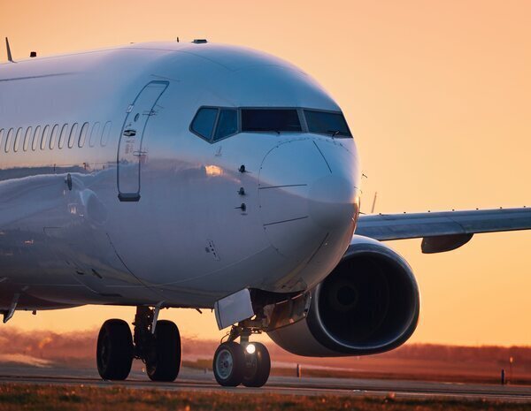 Expulsadas de un avión por llevar croptop: "Nuestros términos tienen código de vestimenta"