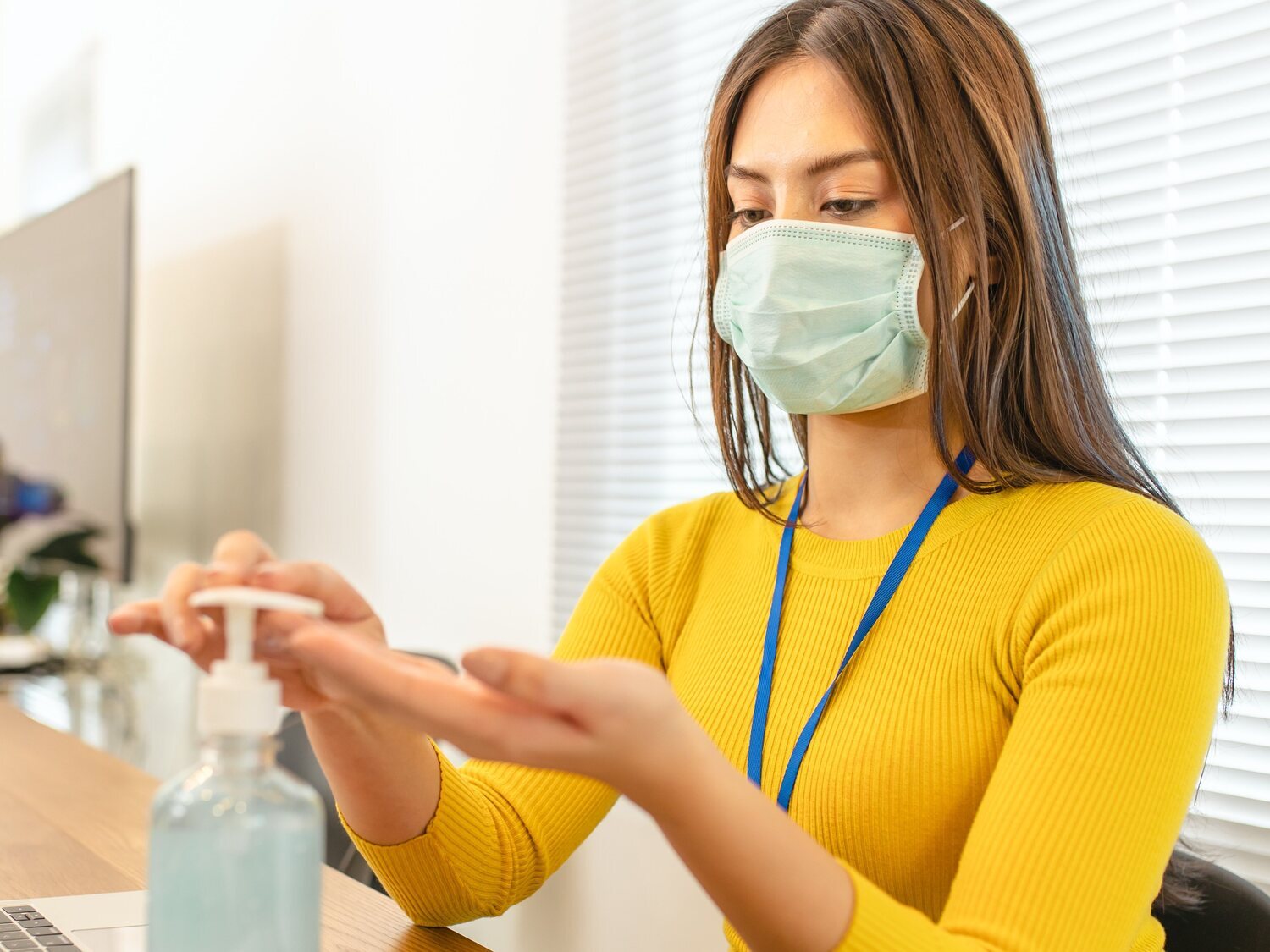 Mascarilla en transporte público y vuelta al teletrabajo: el plan de Sanidad contra la gripe