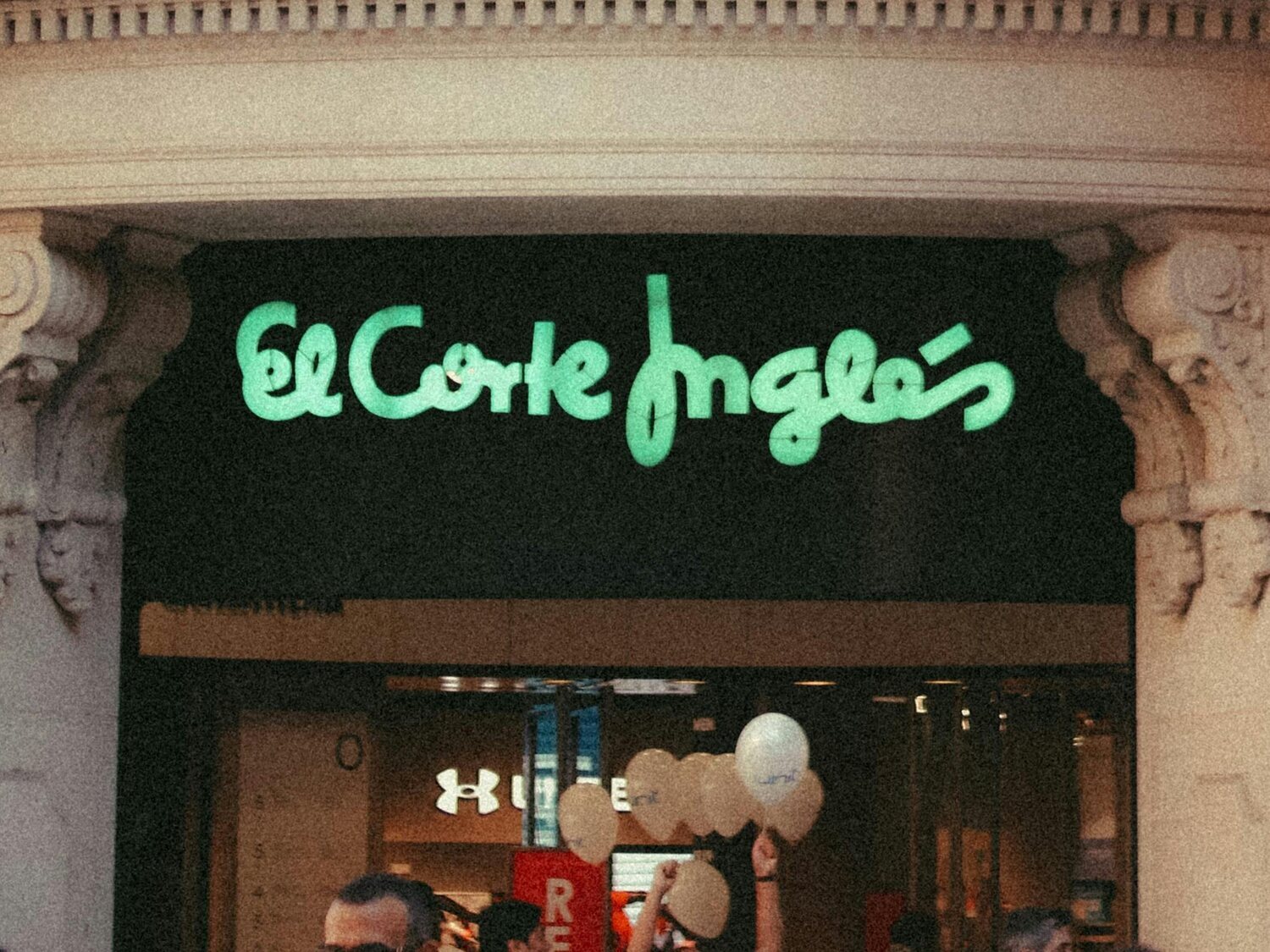 Adiós El Corte Inglés: la OCU descarta por completo esto de sus centros comerciales