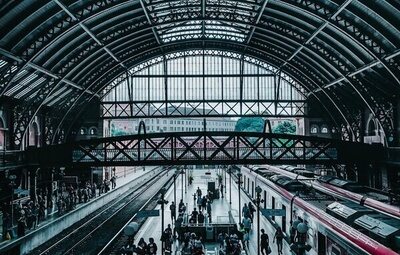 Sale a la luz el tren lleno de pasajeros a punto de colisionar con un convoy en Madrid