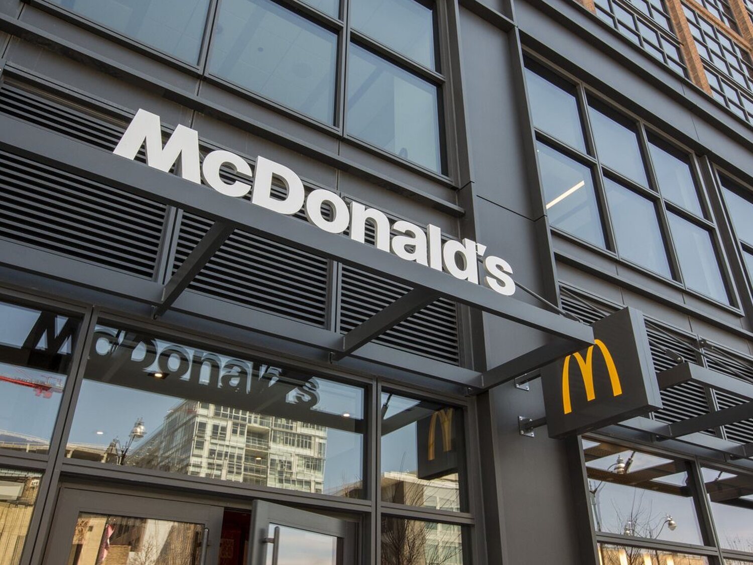 Alerta alimentaria: un muerto y decenas de infectados con E.coli por hamburguesas de McDonald's