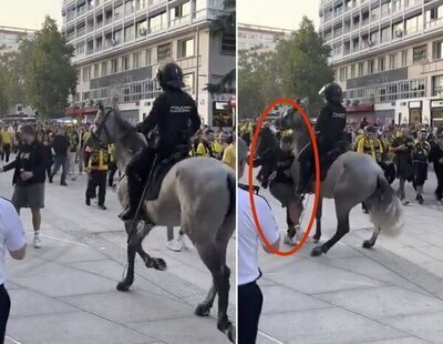 Un policía a caballo empotra a un fan del Dortmund en el partido ante el Real Madrid