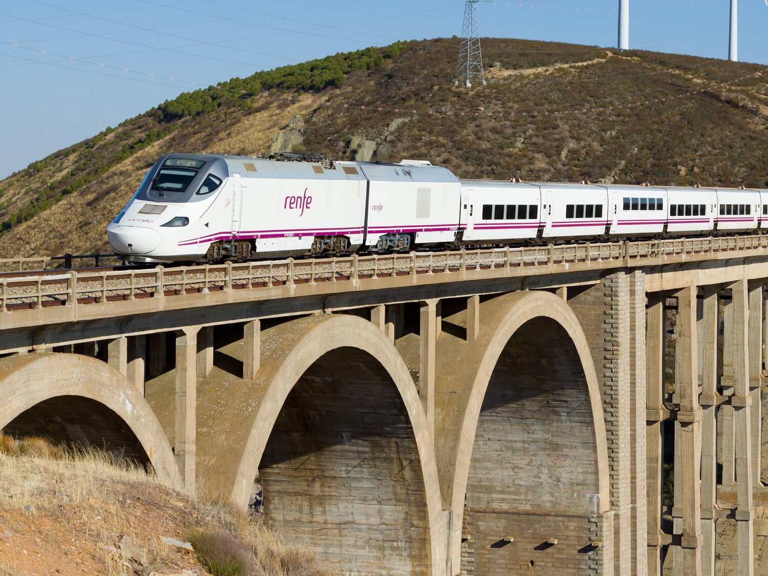 Un tren con casi 300 pasajeros descarrila en Málaga por la DANA