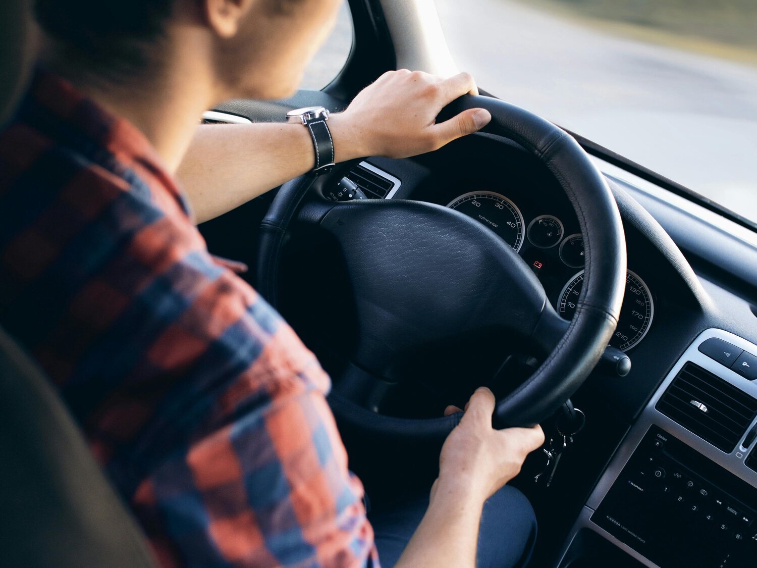 La multa de la DGT a la que te enfrentas desde ahora por llevar comida en el coche