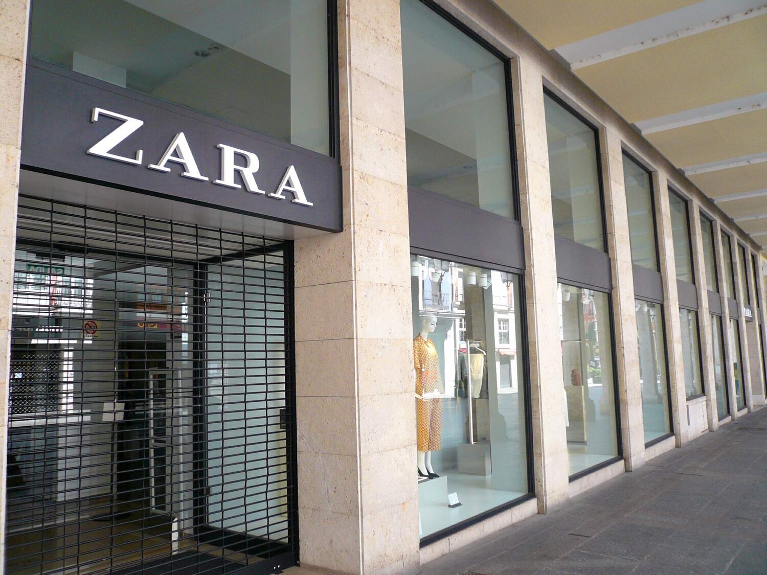 La dueña de Zara cierra dos históricas tiendas y desaparece de esta capital el 25 de enero