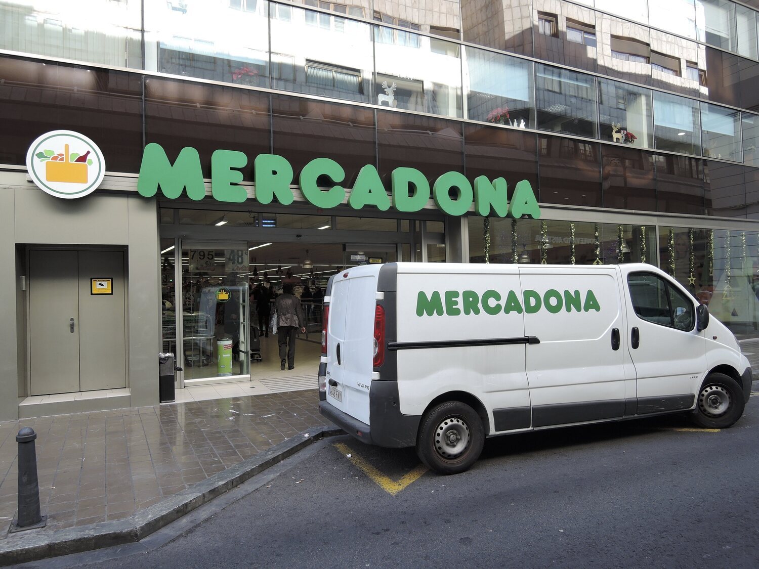 Despedido de Mercadona por comer una croqueta que los supermercados iban a tirar a la basura