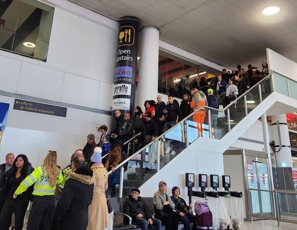 Alerta en Londres por paquetes sospechosos enla Embajada de EEUU y el aeropuerto de Gatwick