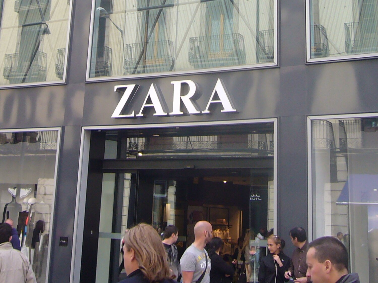 La dueña de Zara cierra en esta capital el 31 de enero y una marca desaparece tras 33 años