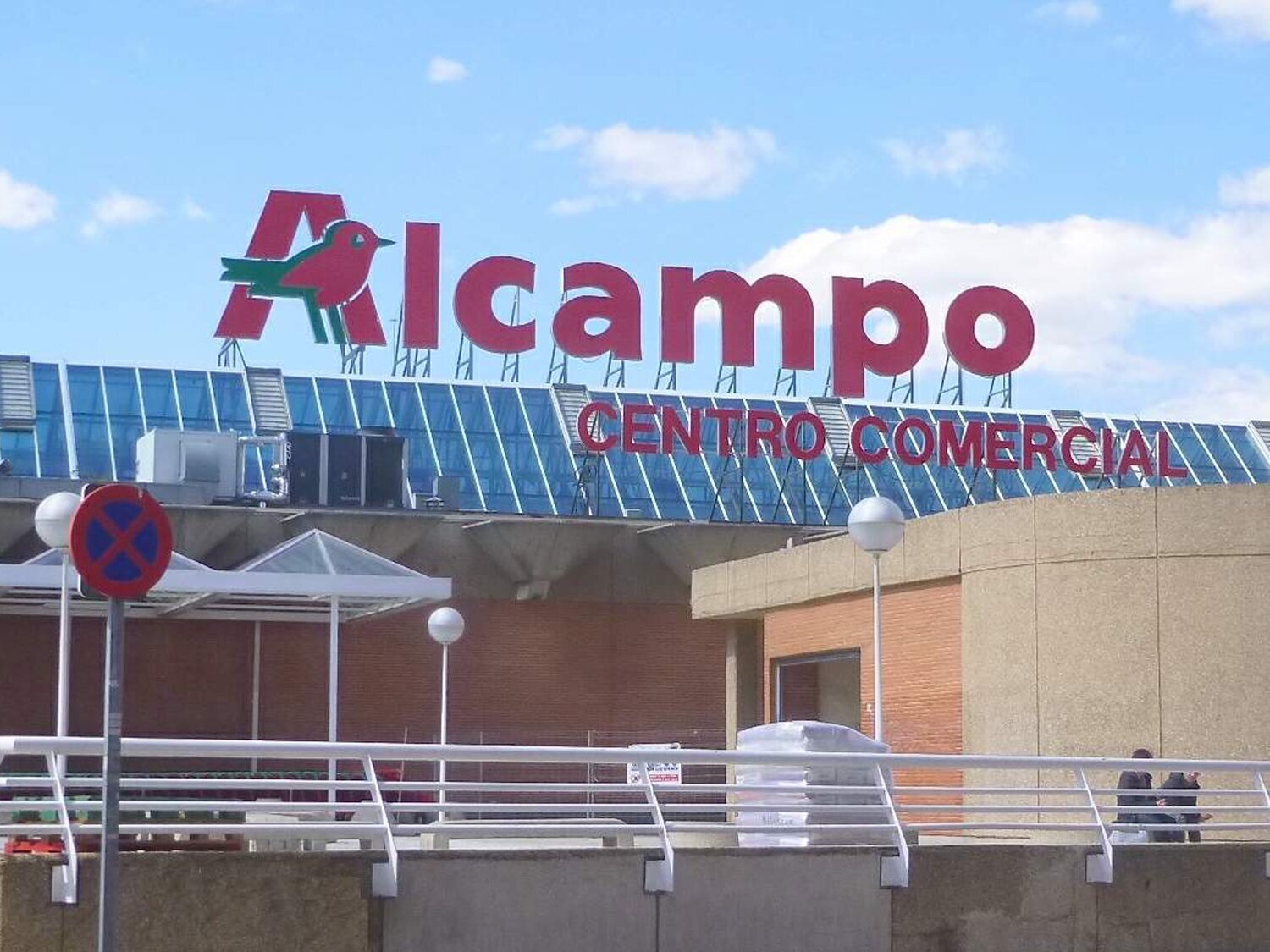 Adiós Alcampo: cierra estos tres hipermercados y despide a 2.400 empleados