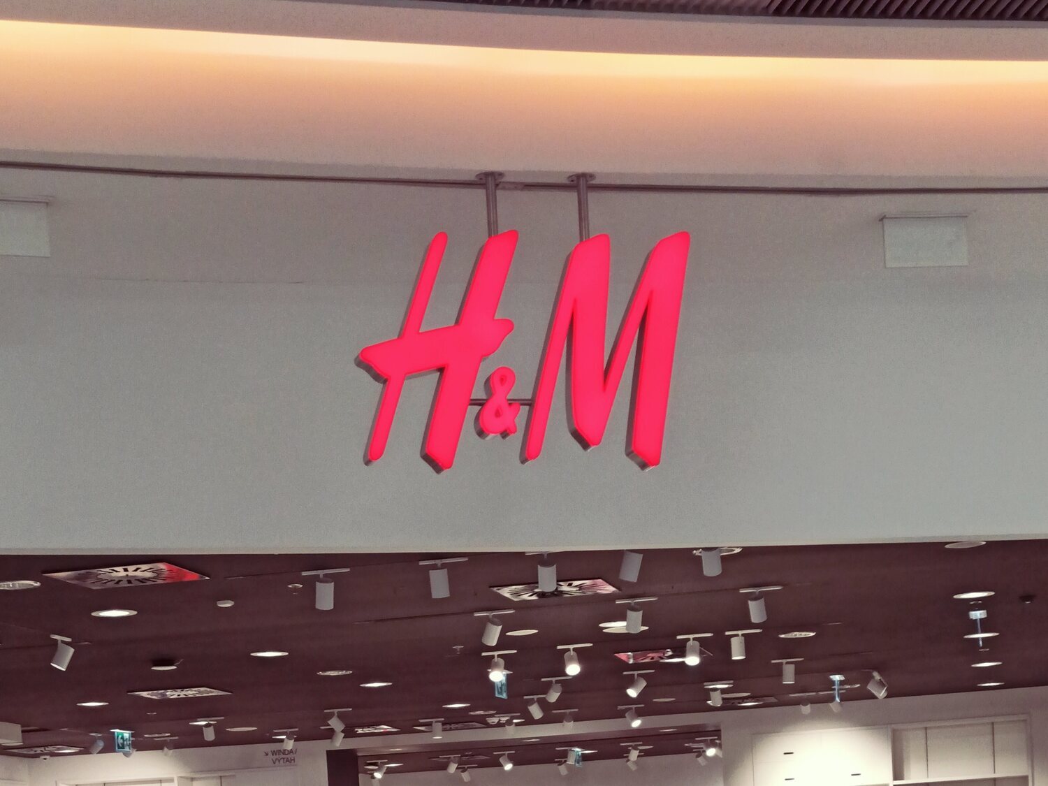 Adiós H&M: cierra este negocio en España y lo vende a un grupo británico en pleno ajuste