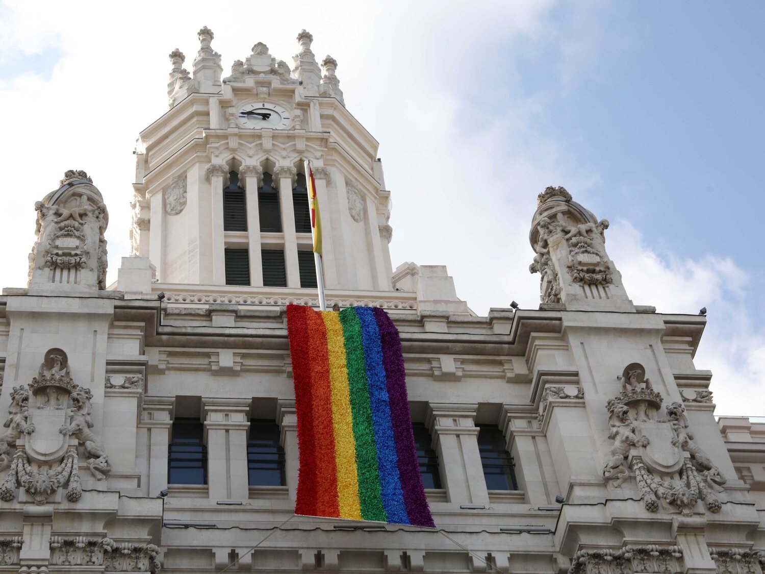 El Supremo avala la bandera LGTBIQ+ en edificios públicos: no es un símbolo partidista