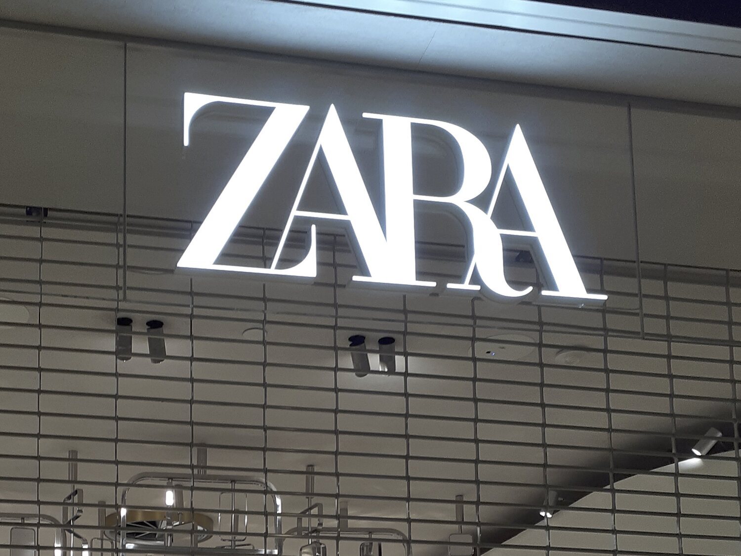 La dueña de Zara cierra una veintena de tiendas y genera un shock en redes sociales