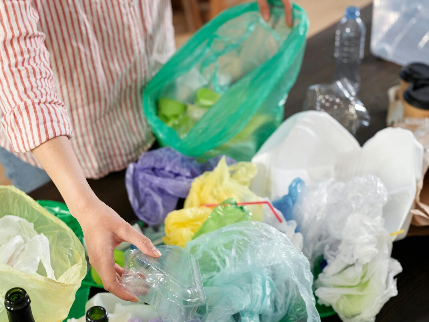 Estás poniendo las bolsas de basura mal desde hace años: estos son los pasos clave