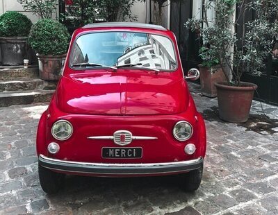 Una influencer se compra un Fiat 600 que lleva casi 11 años sin pasar la ITV