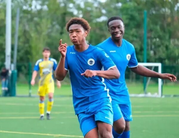 Muere en pleno partido la gran promesa del fútbol, Kaylen Dennis, a los 17 años