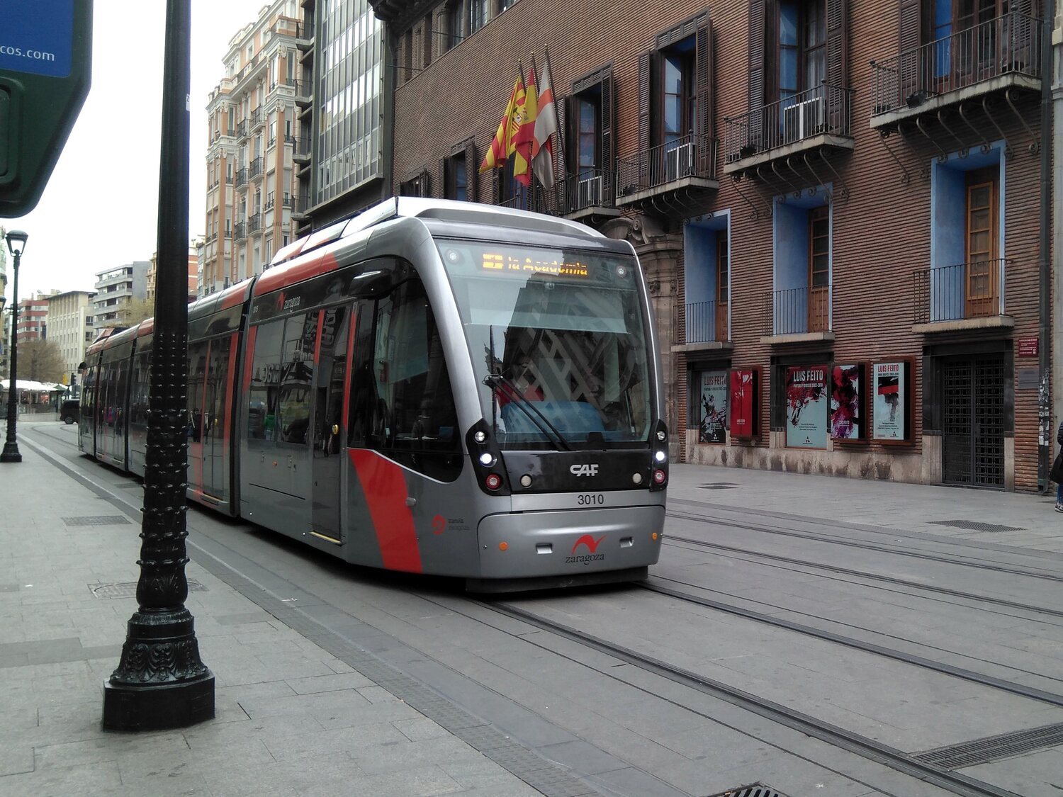 Muere una niña arrollada por el tranvía de Zaragoza a la salida del colegio