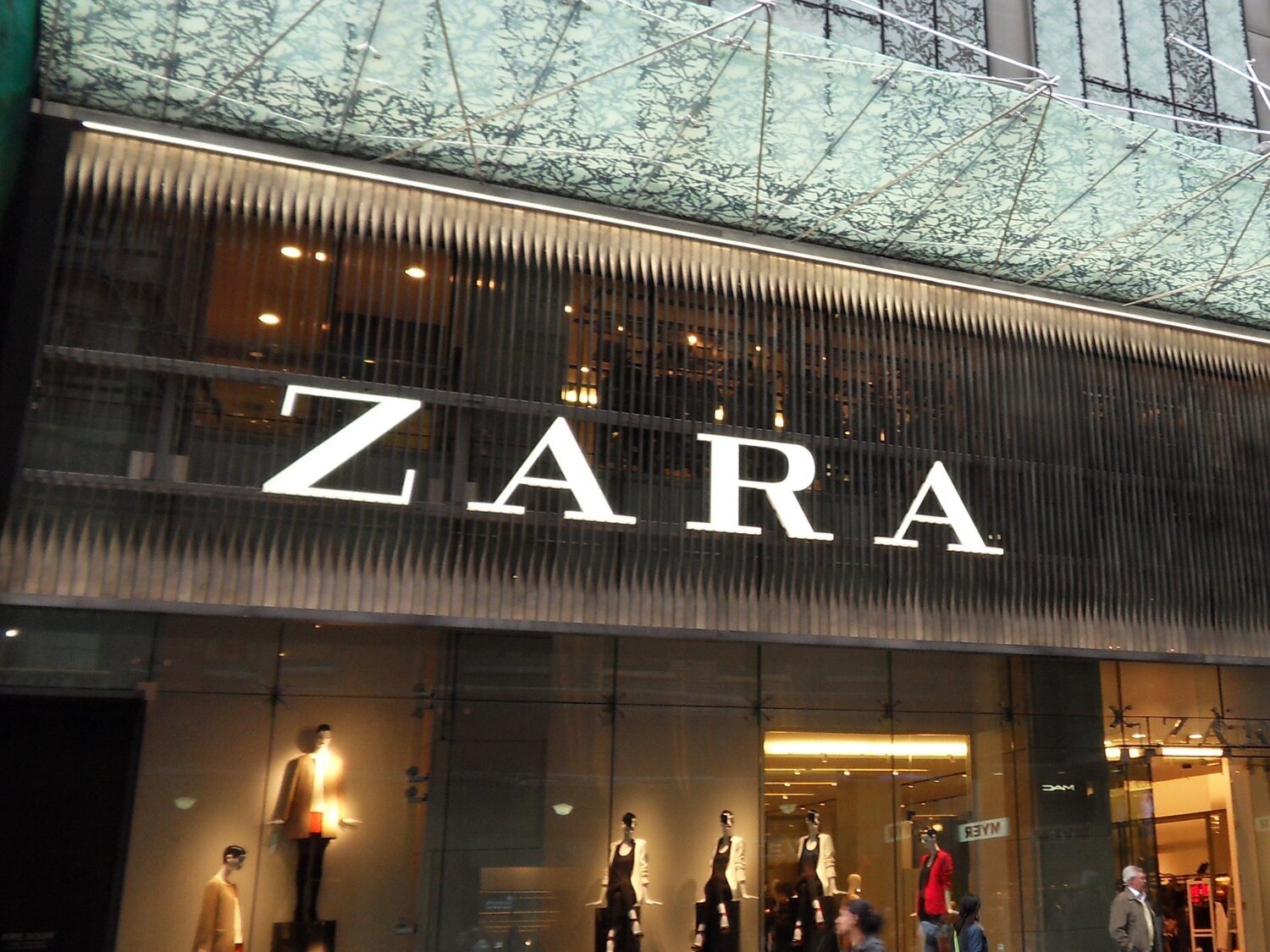 La dueña de Zara cierra todas las tiendas de esta marca y desaparece el 18 de enero