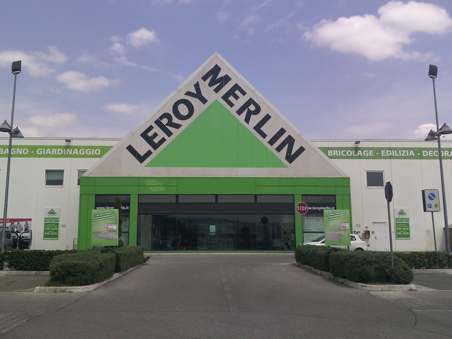 Adiós a la competencia de Leroy Merlin: la multinacional que cierra 150 tiendas en 2025