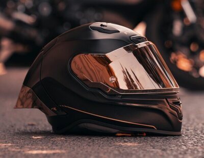 Qué significa ver un casco de moto en el borde de una carretera