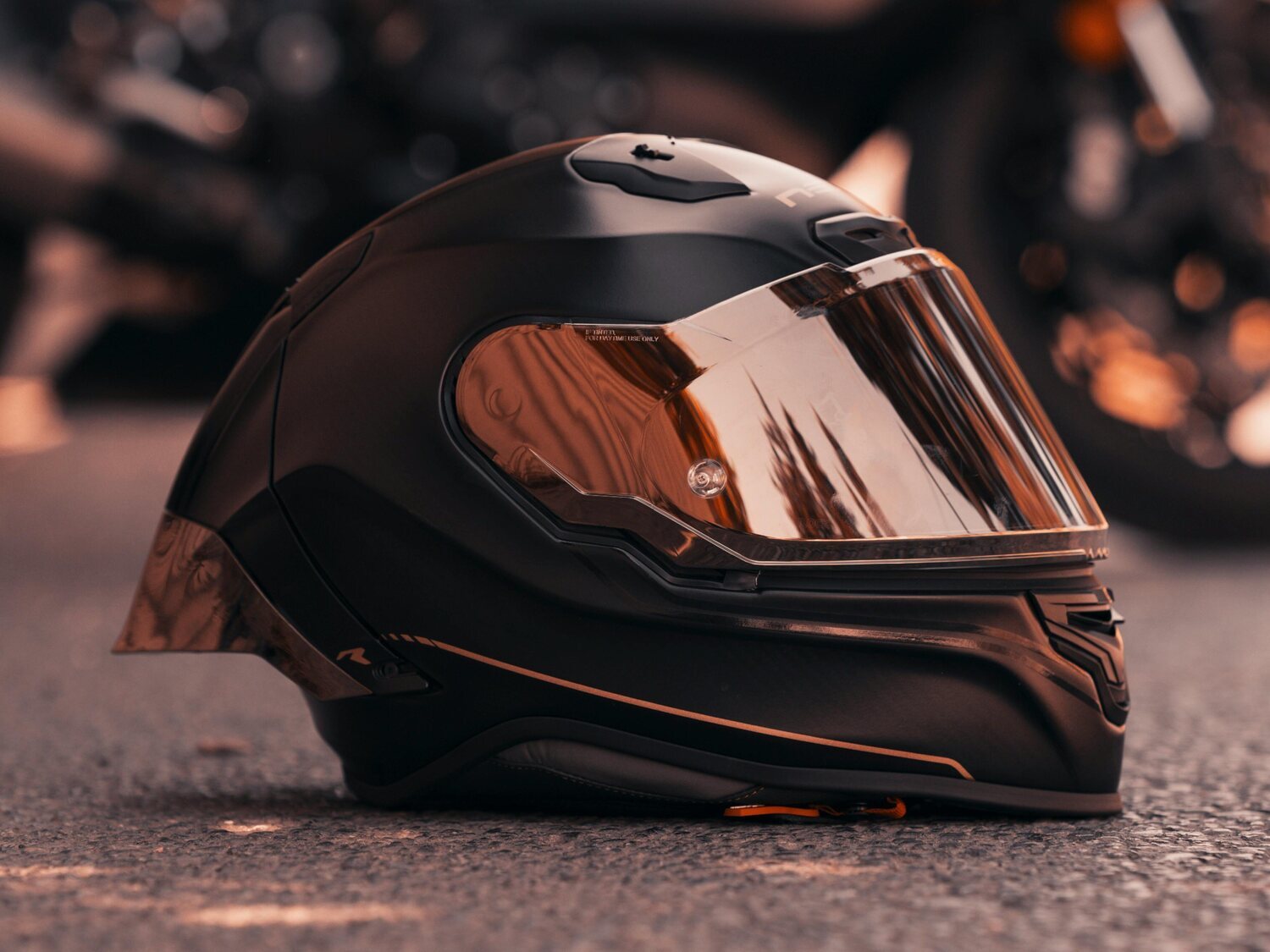 Qué significa ver un casco de moto en el borde de una carretera