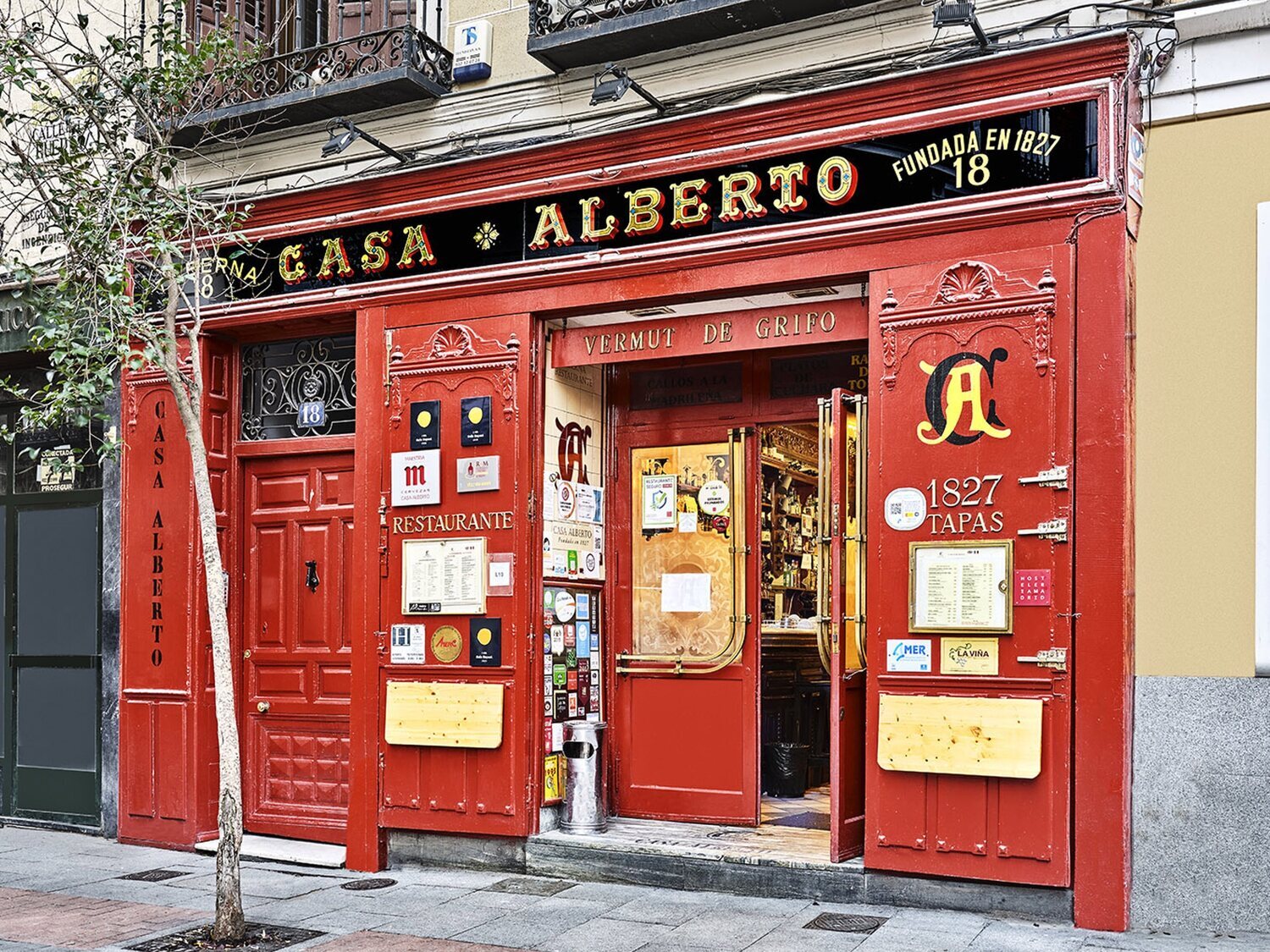 El significado de las fachadas rojas de las tabernas de Madrid: tiene una explicación