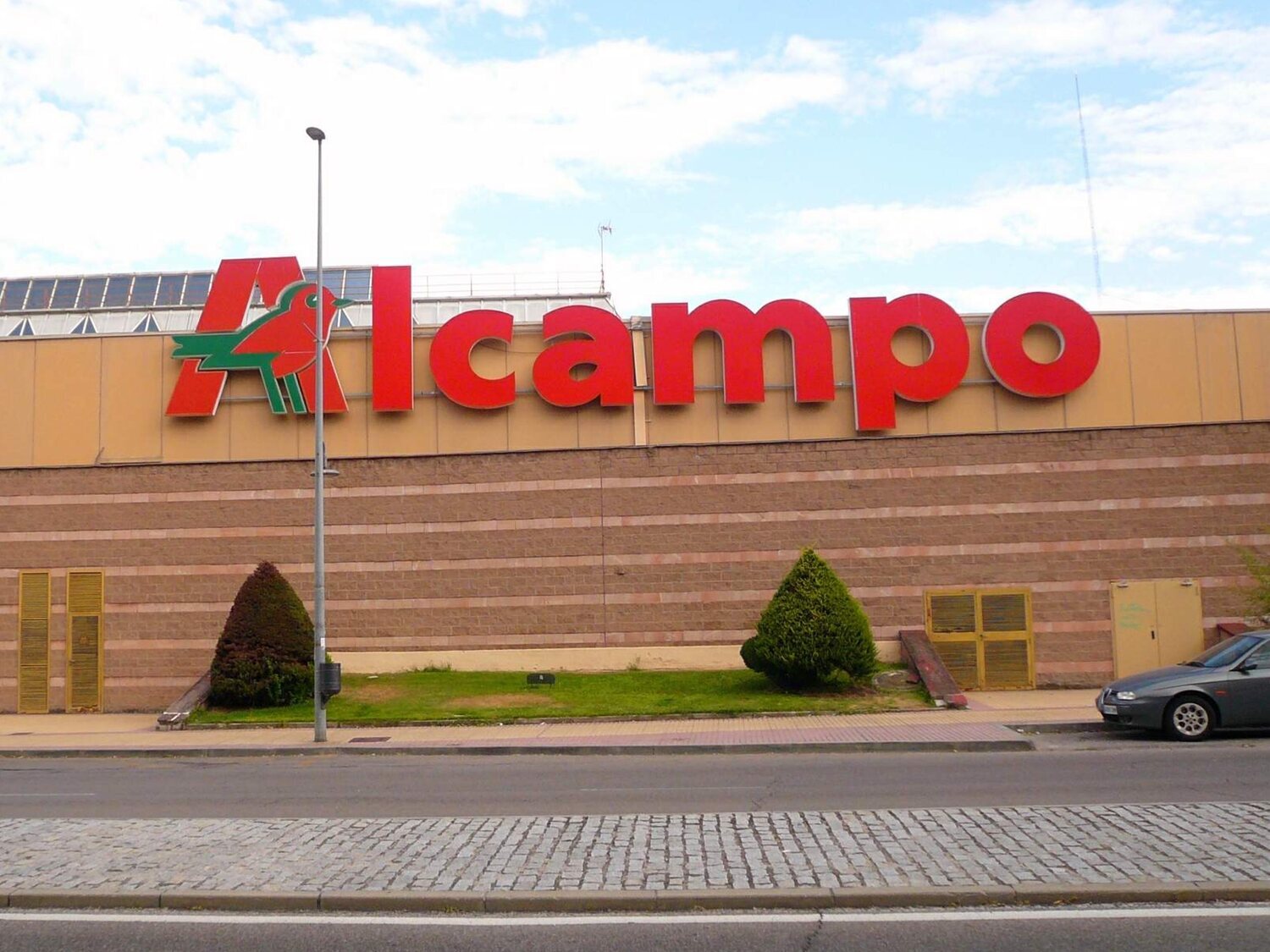 Adiós Alcampo: el giro en todos sus centros comerciales para un nuevo modelo de negocio