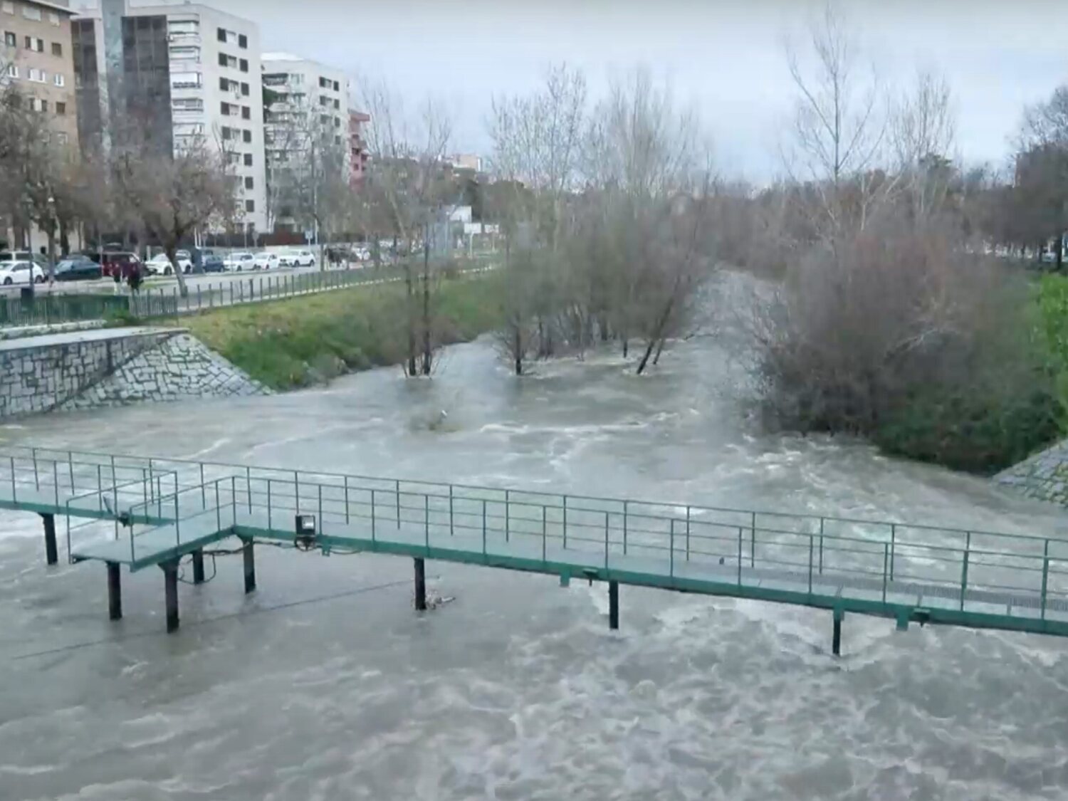 Alerta de la AEMET: cómo está el río Manzanares de Madrid en nivel rojo por desbordamiento