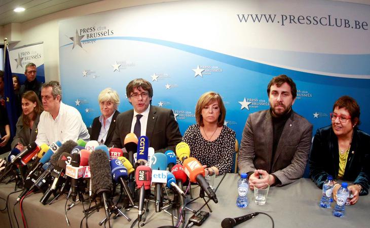 Puigdemont y los exconsellers huidos en una rueda de prensa ofrecida en Bruselas