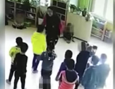 Graban a una profesora de infantil golpeando y pateando en el rostro a sus alumnos
