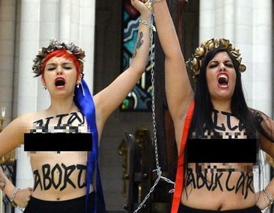 Dos activistas de Femen, juzgadas por encadenarse a un crucifijo en la Almudena