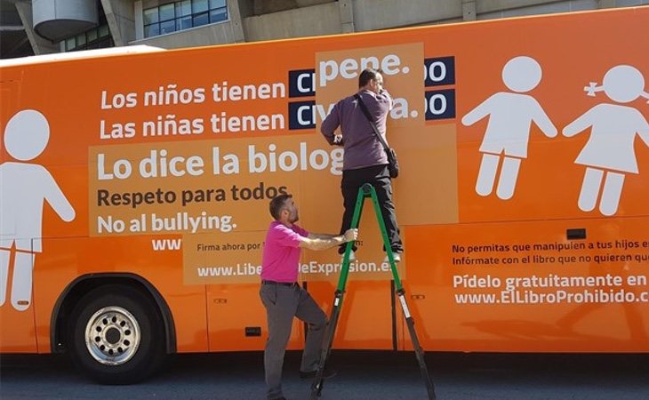 La asociación, vinculada a Hazte Oír, asegura que los cursos fomentan la masturbación