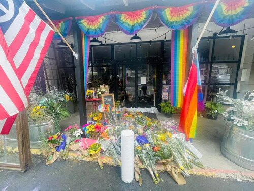 Altar a las puertas de la tienda Mag.Pi por el asesinato de Laura Ann Carleton