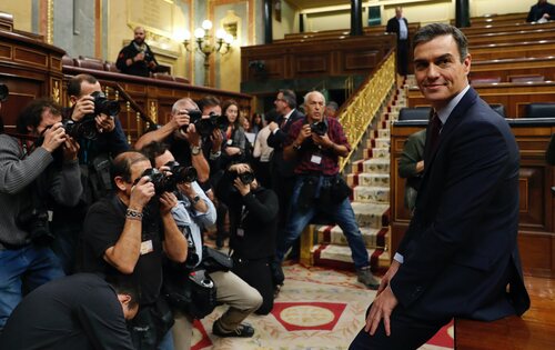 Pedro Sánchez posa para los medios tras ser investido presidente del Gobierno en el 2020