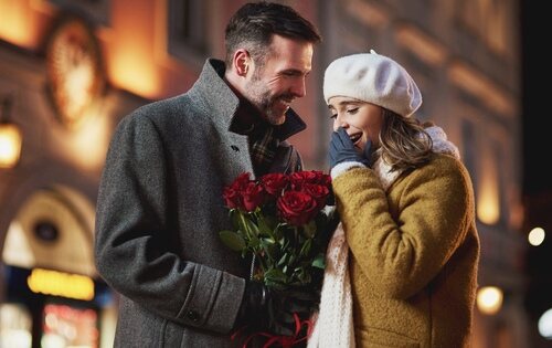 Pareja regalando un ramo de flores