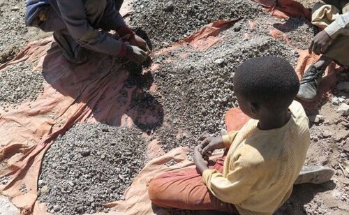 Explotación infantil en una mina de coltán, mineral empleado en teléfonos inteligentes
