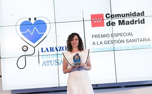 La presidenta de la Comunidad de Madrid, Isabel Díaz Ayuso, recibe el premio a su gestión sanitaria del diario La Razón