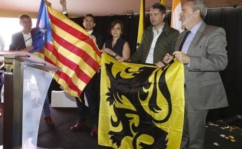 Dirigentes de Vlaams Belang en un acto de apoyo a la independencia de Catauña