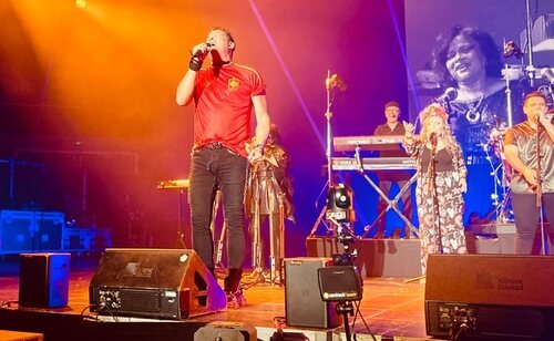 Carlos Vives interpretó su concierto con la camiseta de la selección española para festejar la victoria en la Eurocopa