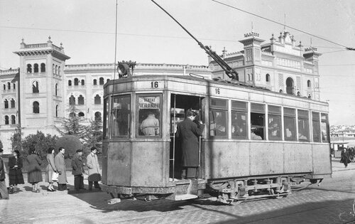 Uno de los antiguos tranvías fotografiado junto a la plaza de toros de Las Ventas en 1951