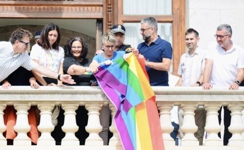 La Policía Municipal impide a Compromís desplegar una bandera LGTBI en Valencia