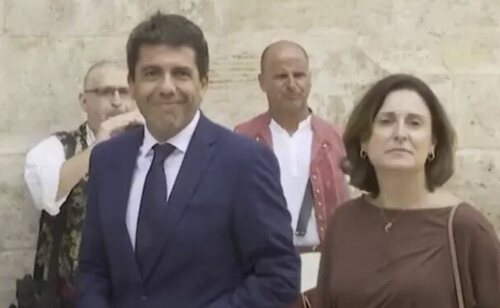 Carlos Mazón junto a su esposa Mamen, durante su investidura como presidente de la Generalitat Valenciana