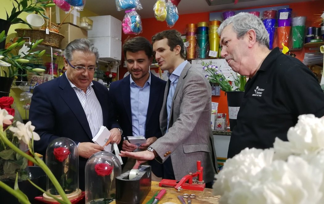 Pablo Casado se confía a las velas de Esperanza de Triana y una estampita para las elecciones