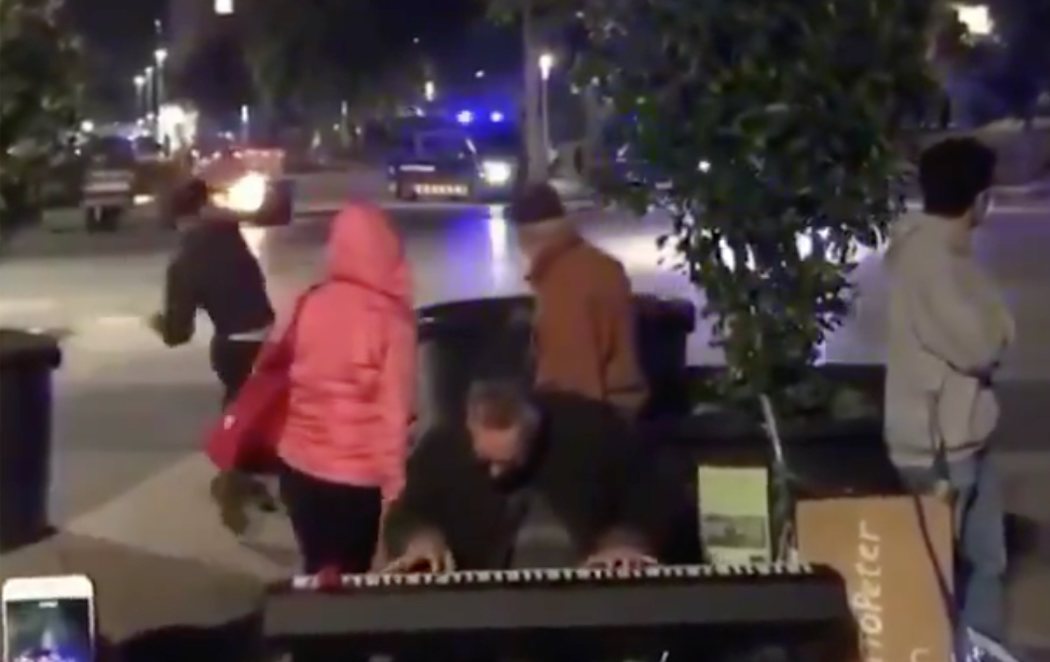 El vídeo viral del hombre tocando el piano durante los disturbios de Barcelona