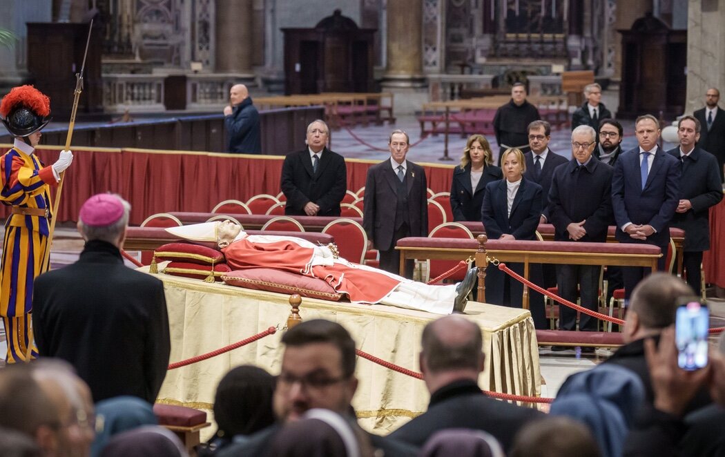 La capilla ardiente de Benedicto XVI se abre para la despedida de los fieles