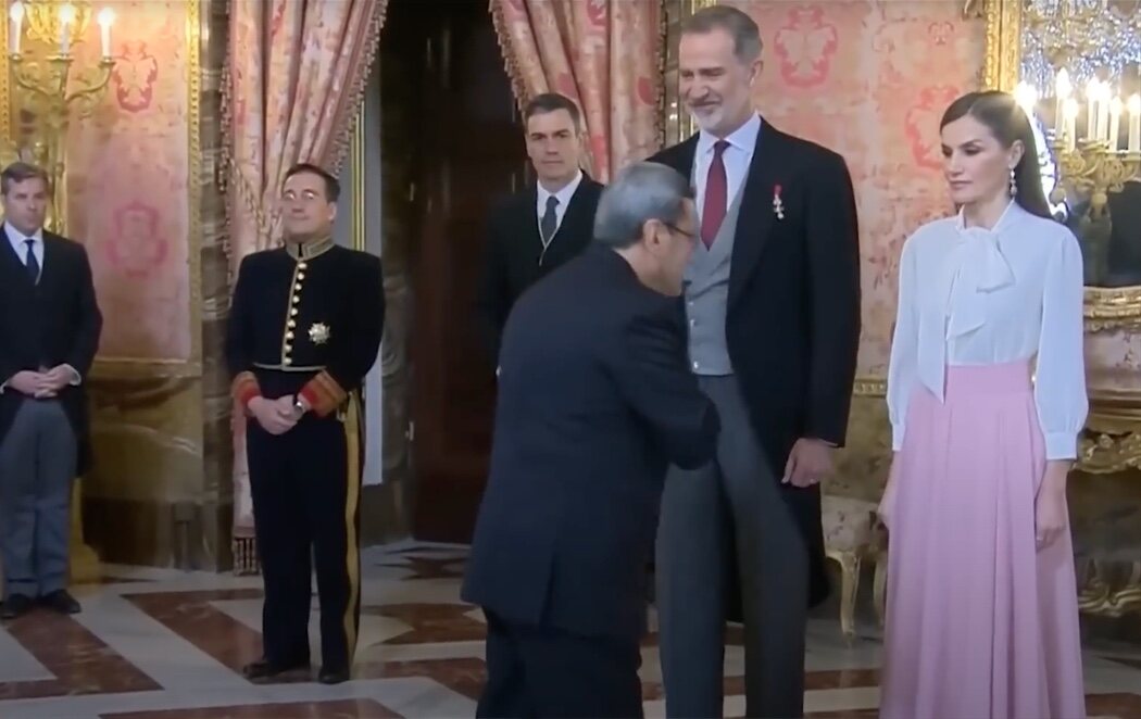 El embajador de Irán se niega a dar la mano a la reina Letizia