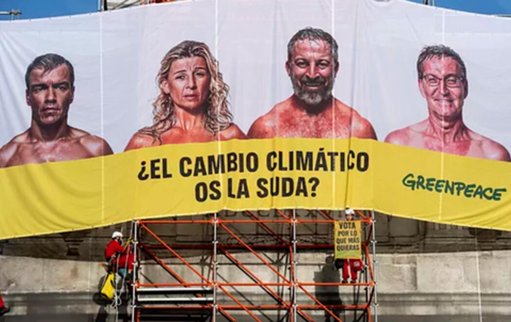 Greenpeace cuelga una lona en la Puerta de Alcalá de Madrid con los principales candidatos: '¿El cambio climático os la suda?'