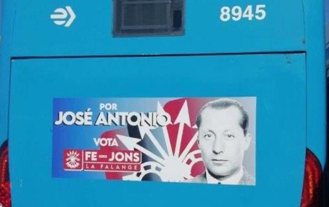 Autobuses de la EMT de Madrid lucen publicidad de la Falange con la cara de Primo de Rivera